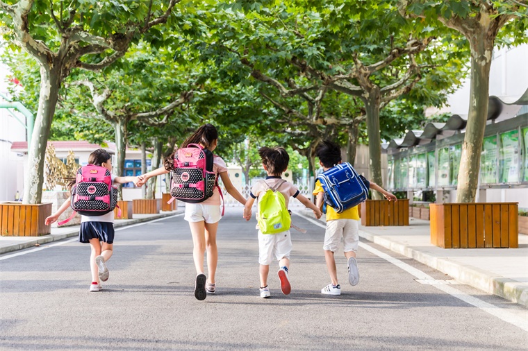 取消公办中小学教师编制可不可行？专家提议实现教师“双轨”制度，建议对教师同工同酬【附中国教育行业市场现状】