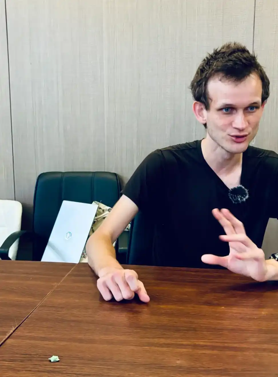 腾讯对话Vitalik：世界不该落入AI只手遮天的权力王国