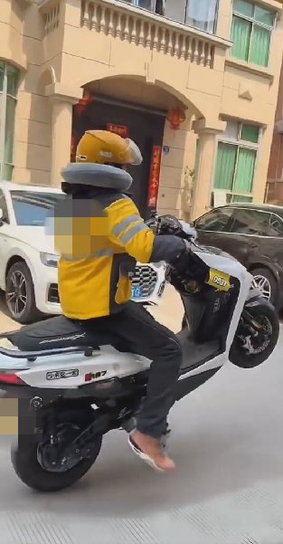 小伙1.9万元改装了一辆电动自行车：车速可飚至130公里/时