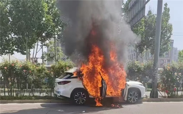 小马智行无人驾驶车撞上绿化带起火 事故原因暂不详