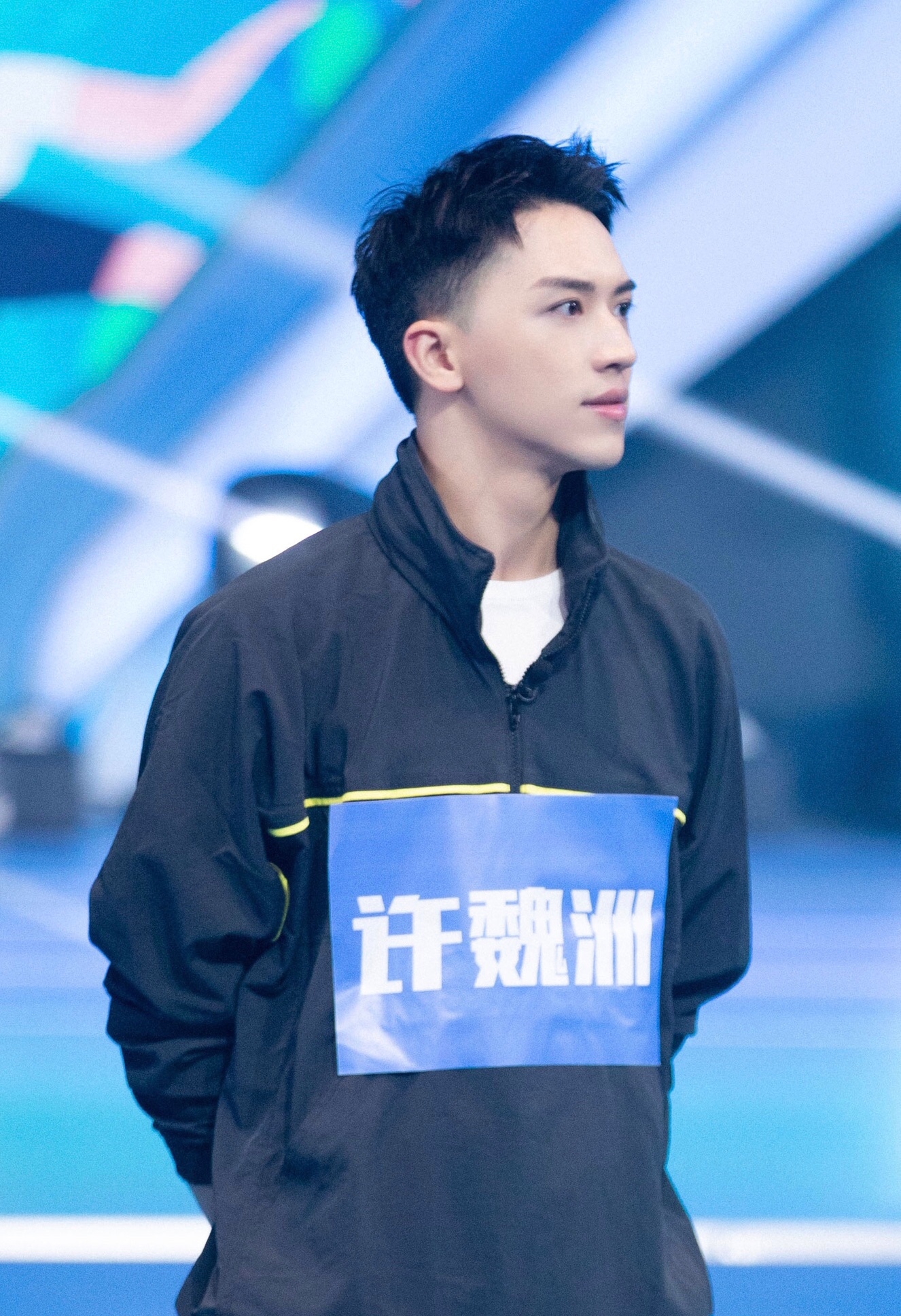 迎着风向前冲拥抱彩虹是什么歌（迎着风向前冲拥抱彩虹是什么歌词）