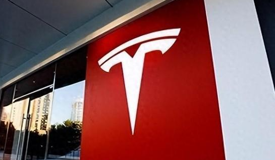 特斯拉股价面临关键转折点 巴克莱警示RoboTaxi商业挑战