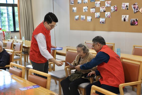 7.8 | 工银安盛人寿深圳党支部走进长者服务站开展7.8保险公众宣传日活动