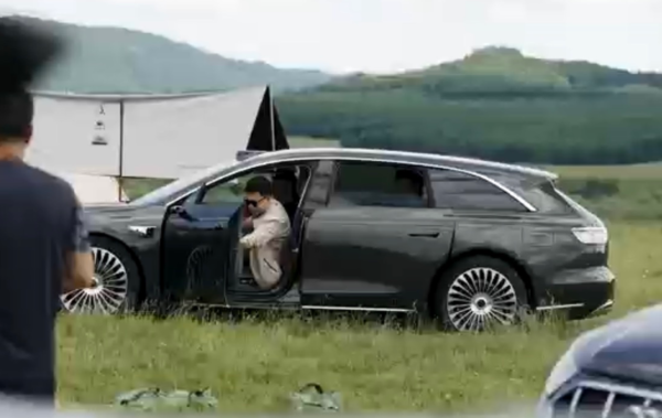 草原偶遇“最美旅行车” 余承东亲测享界S9T智慧电动门