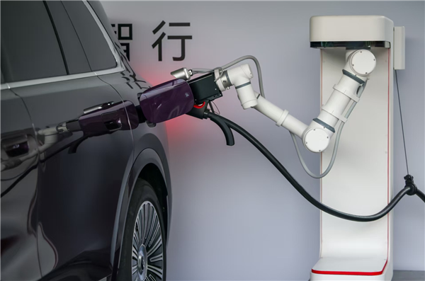 问界M8纯电版机械臂超充实车演示：解决电车充电的全部痛点