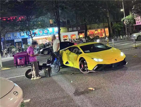 这得赔多少 跑腿小哥骑电车撞全新兰博基尼超跑：后视镜都碎了