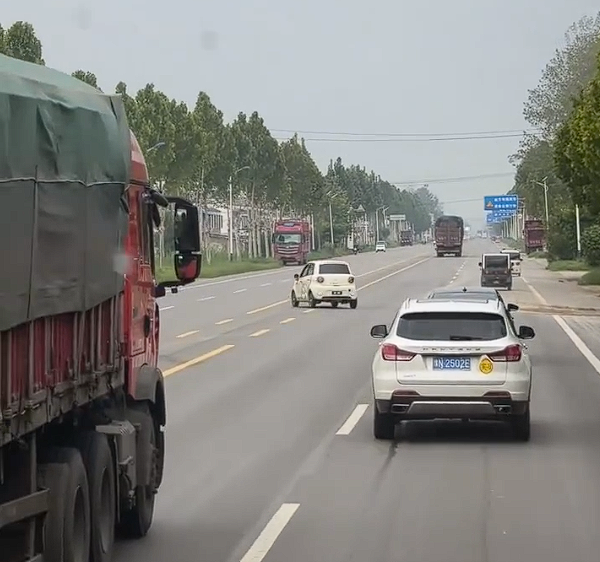 老头乐路上疯狂逆行 蛇形：吓得周围车辆纷纷闪躲