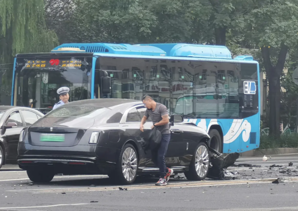 陈震就“劳斯莱斯车祸”事件致歉：向对方车辆道歉